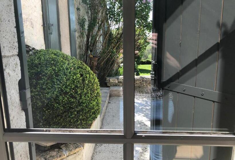 غرفة عائلية, La Ferme Buissonnière