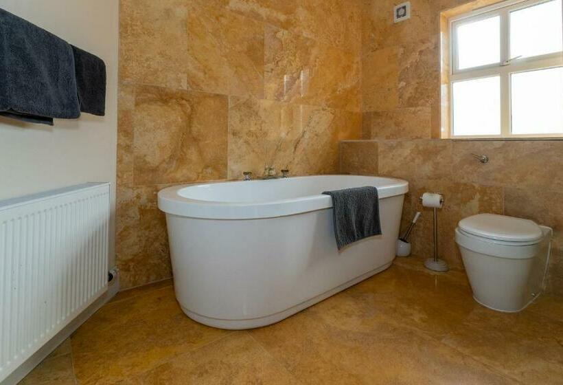 חדר דלוקס, The Dales