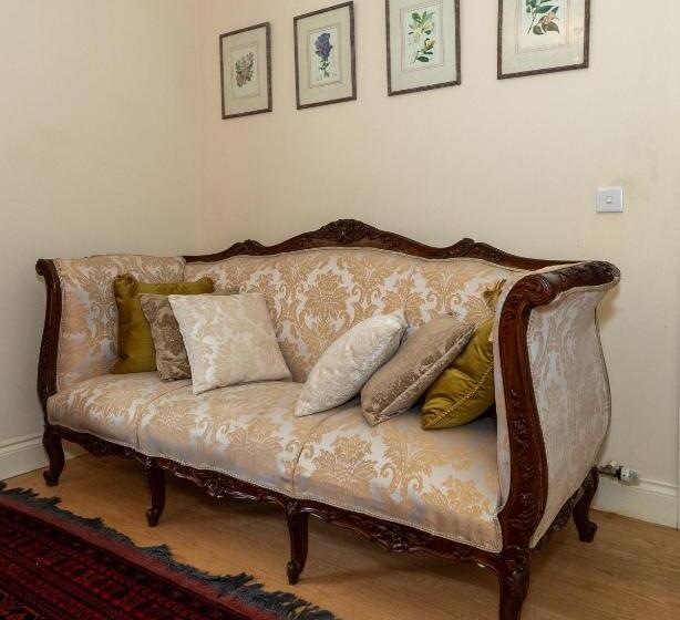 חדר סטנדרט לשלושה, The Dales