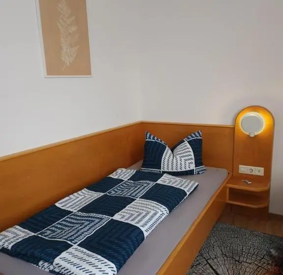 Standard Yhden Hengen Huone, Garni
