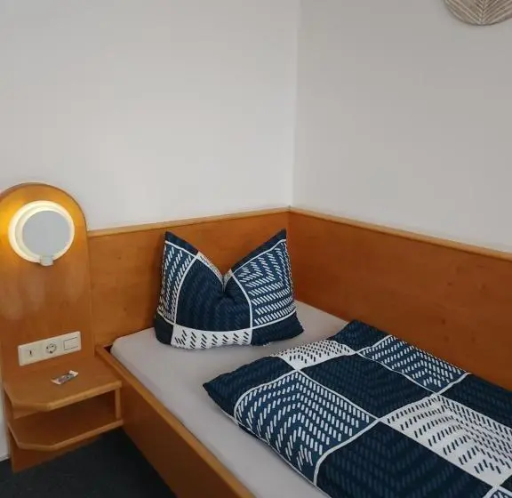 Standard Yhden Hengen Huone, Garni