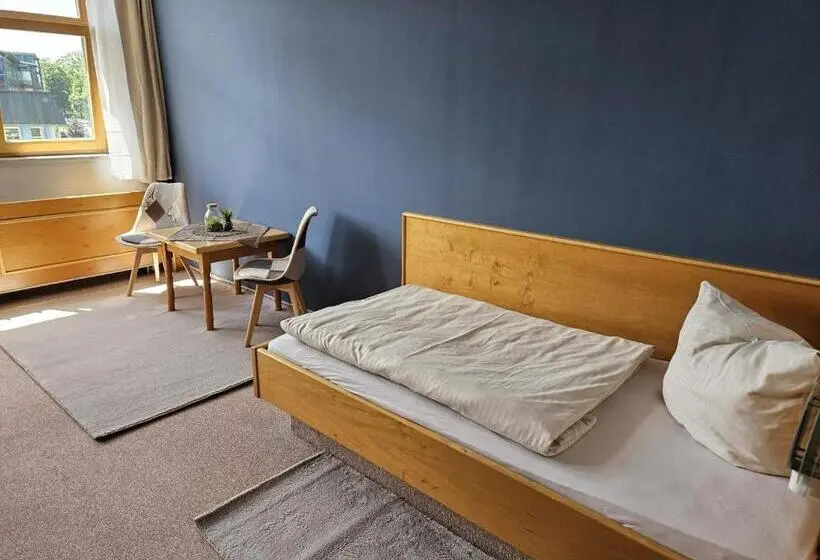 Standard Yhden Hengen Huone, Garni