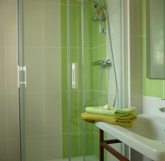 غرفة قياسية مطلّة علي الحديقة, Stretcha