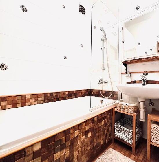 اتاق سوپریور, Kristínka