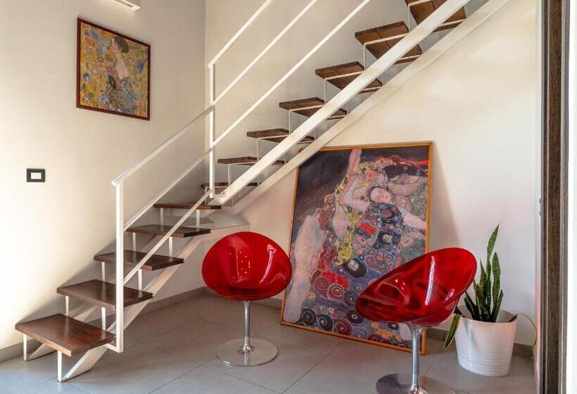 חדר סטנדרט לארבעה, Notti Vesuviane