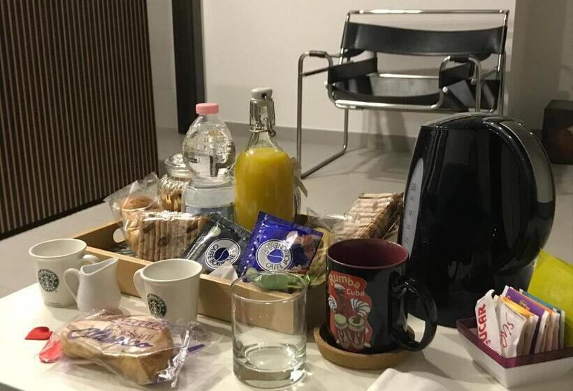 חדר סטנדרט לארבעה, Notti Vesuviane