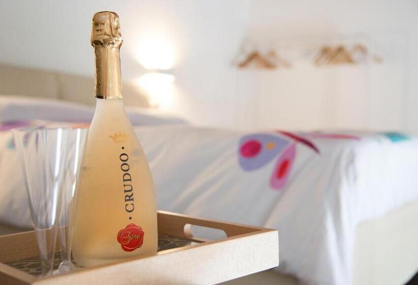 חדר סטנדרט לארבעה, Notti Vesuviane