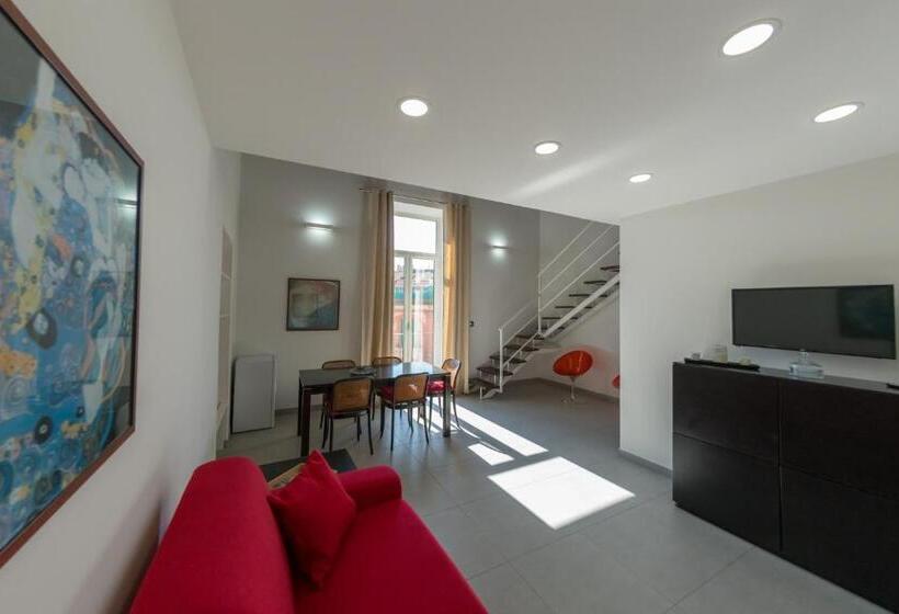 חדר סטנדרט לארבעה, Notti Vesuviane