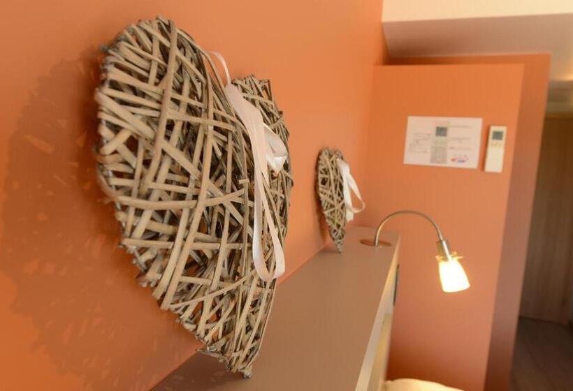 חדר משפחתי, Les Coteaux Du Vinave