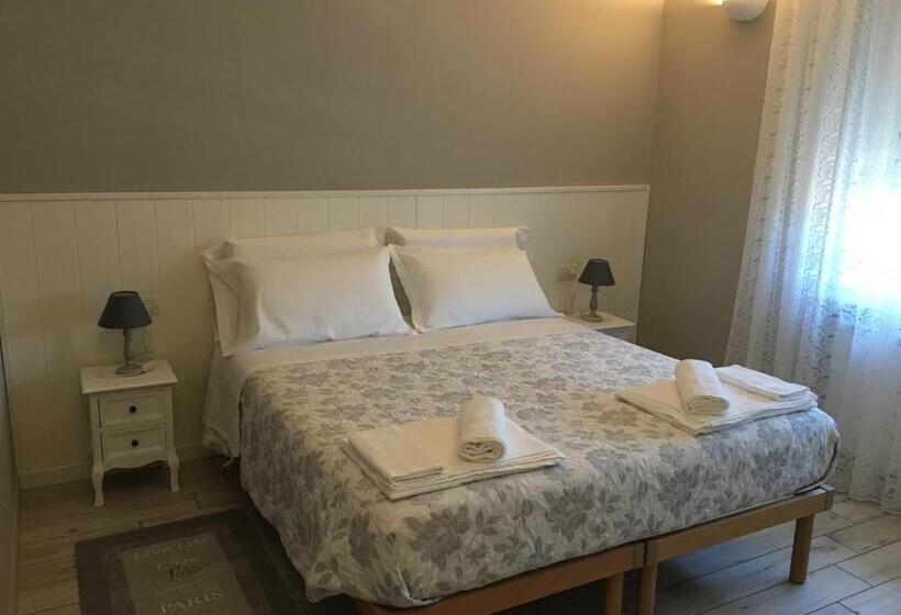 Deluxe room with river view, La Terrazza Sul Naviglio B&b