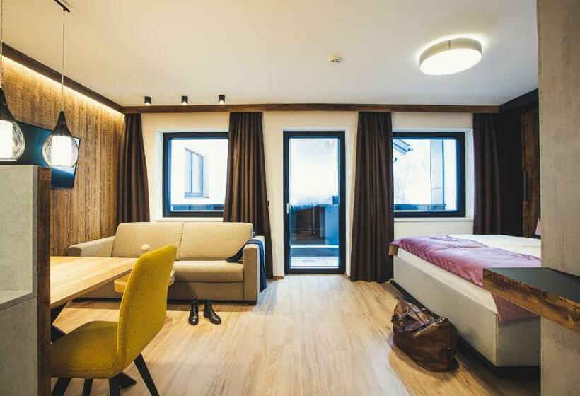 スタンダードスタジオ, Austria Apart