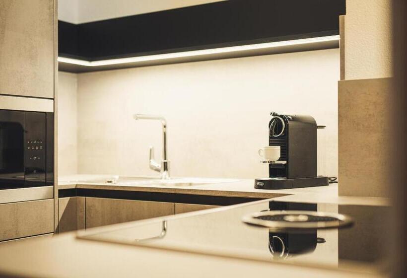 スタンダードスタジオ, Austria Apart