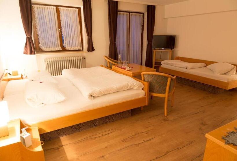 חדר סטנדרט לשלושה עם מרפסת, Landgasthof Ritter