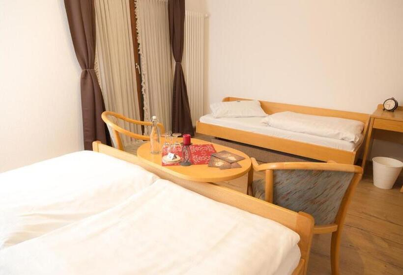 חדר סטנדרט לשלושה עם מרפסת, Landgasthof Ritter