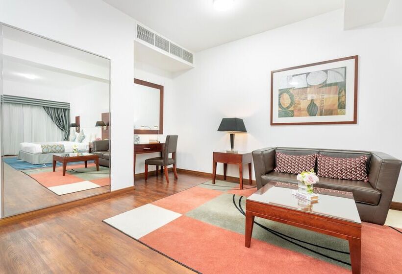 اتاق لوکس با تخت بزرگ, Golden Sands Hotel & Residences