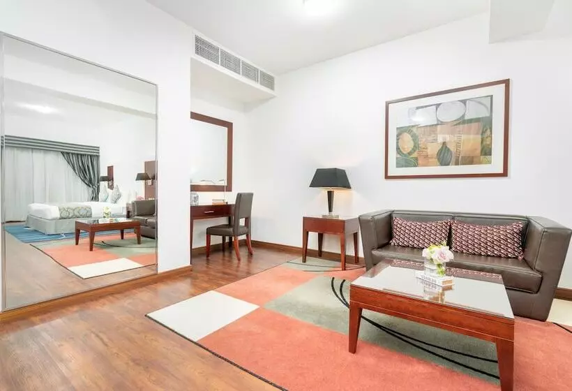 キングサイズベッドのデラックスルーム, Golden Sands Hotel & Residences