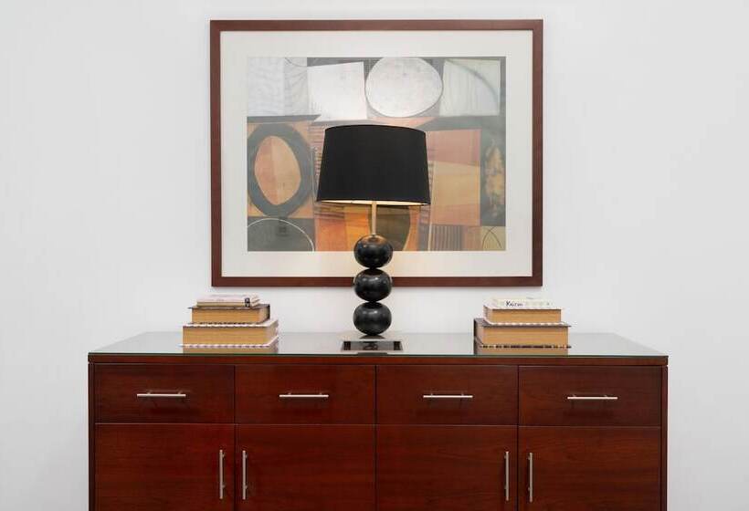 سوئیت کلاب, Golden Sands Hotel & Residences