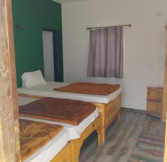 اتاق استاندارد سه نفره, Jowhara