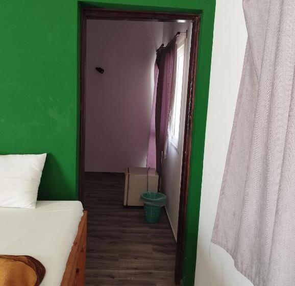 اتاق استاندارد سه نفره, Jowhara