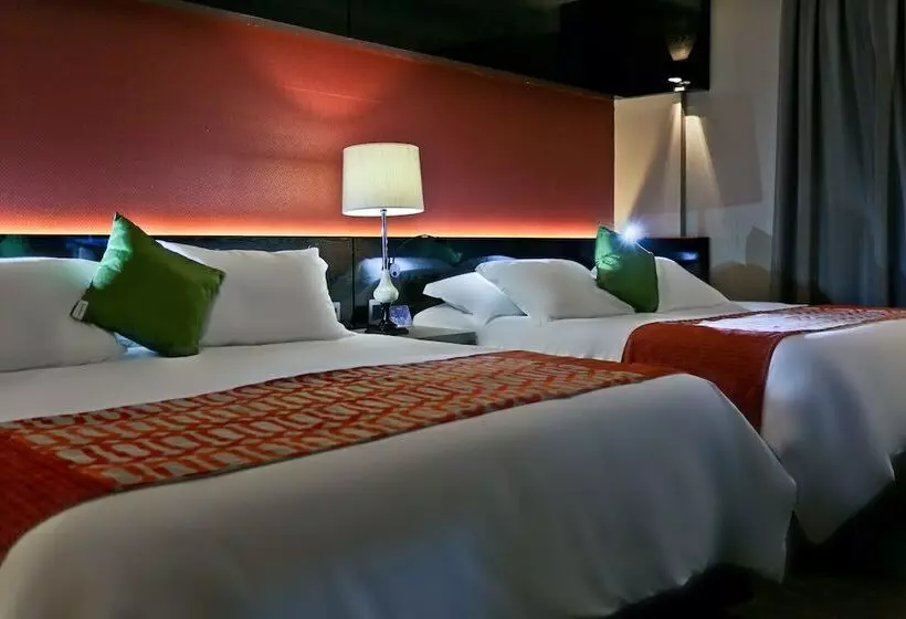 デラックスの4人部屋, Sandri Palace