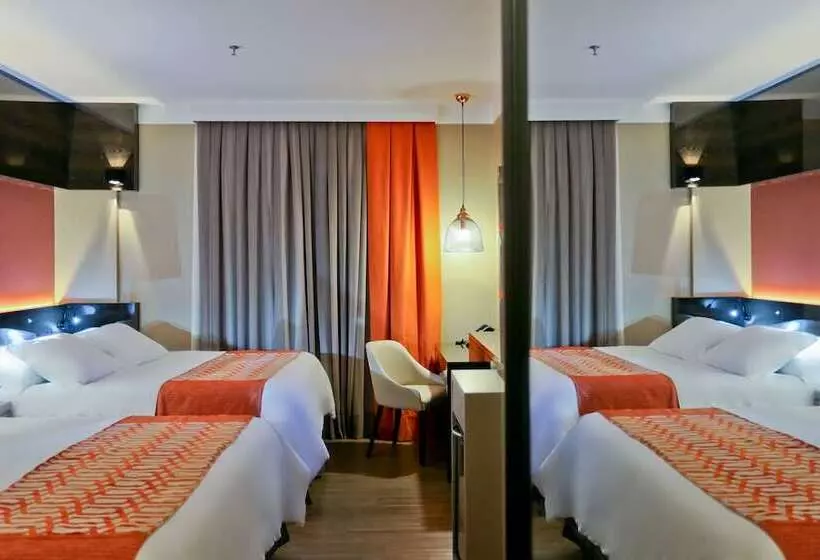 デラックスの4人部屋, Sandri Palace
