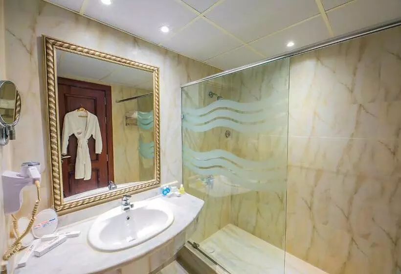 اتاق ساده سه‌ نفره, Titanic Palace Families And Couples Only