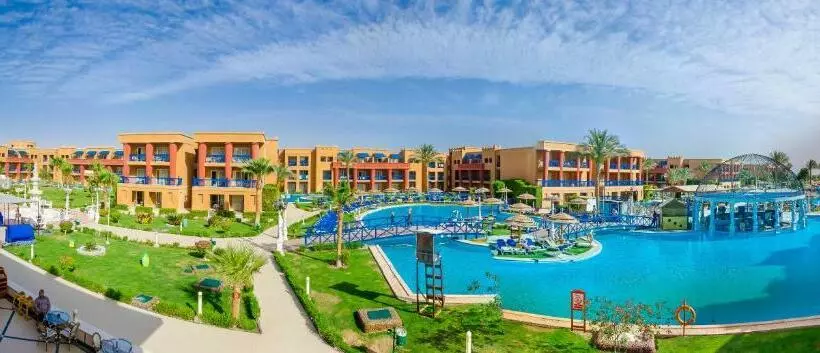 اتاق ساده سه‌ نفره, Titanic Palace Families And Couples Only