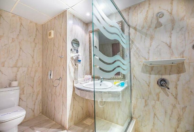 اتاق ساده سه نفره, Titanic Palace Families And Couples Only