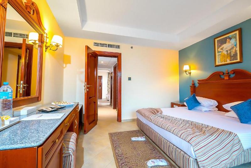 اتاق خانوادگی, Titanic Palace Families And Couples Only