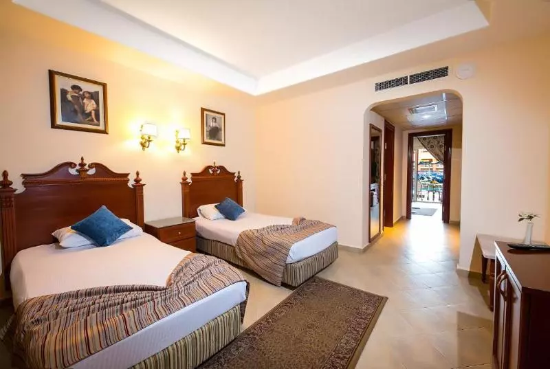 اتاق خانوادگی, Titanic Palace Families And Couples Only
