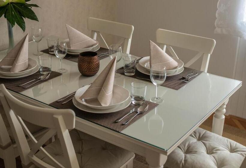 آپارتمان کامفورت 2 خوابه, Apartments & Rooms Aleksandra