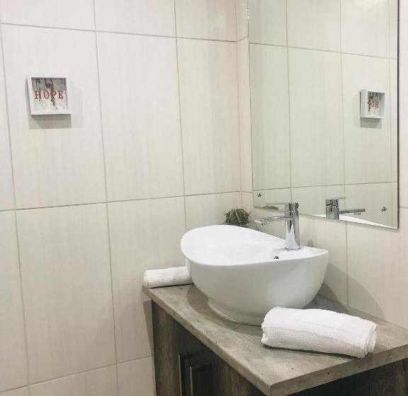 חדר דלוקס, La Benroy