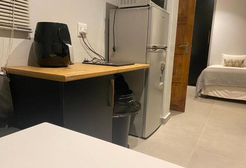 סטודיו דלוקס, La Benroy