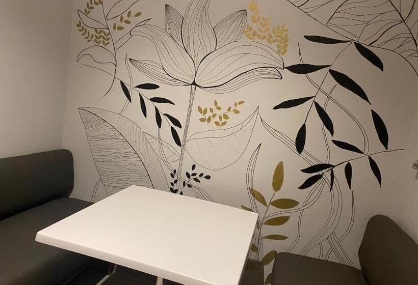 סטודיו דלוקס, La Benroy