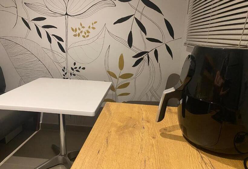 סטודיו דלוקס, La Benroy