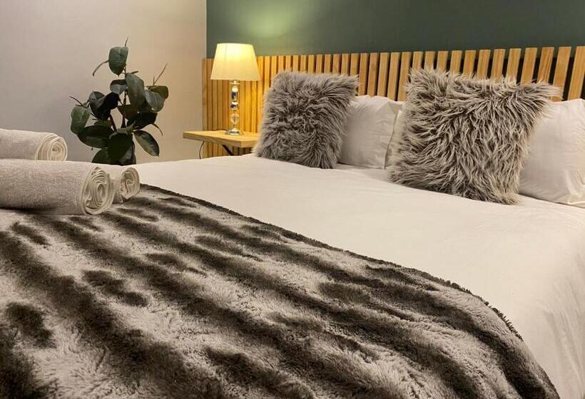 סטודיו דלוקס, La Benroy