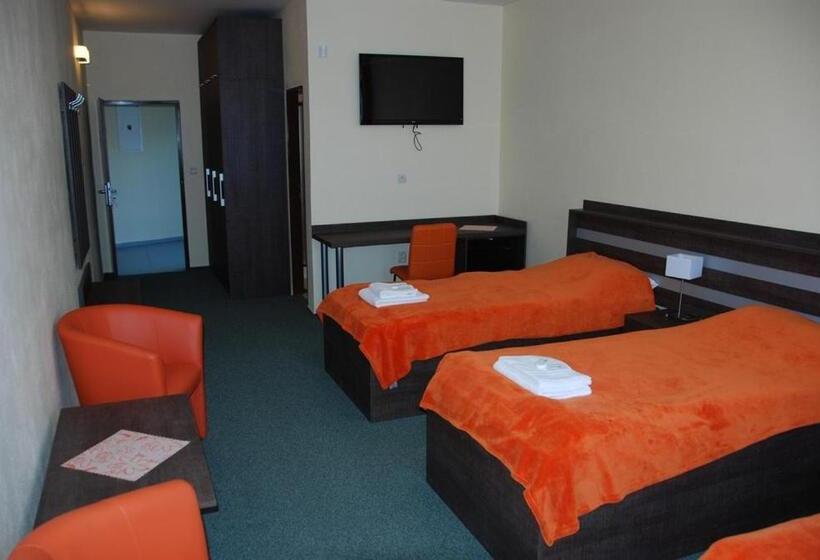 غرفة قياسية ثلاثية, Penzión Rocket Club