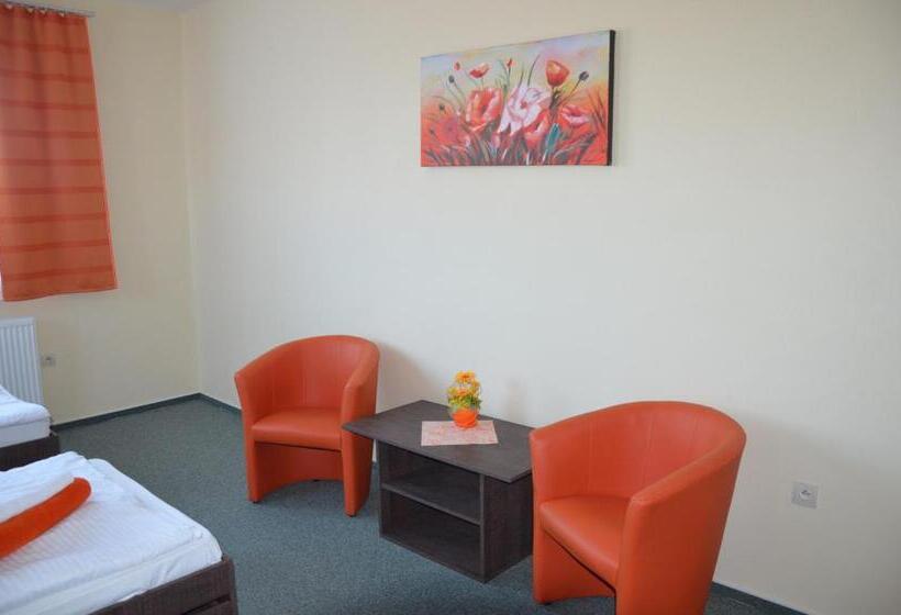 غرفة قياسية ثلاثية, Penzión Rocket Club