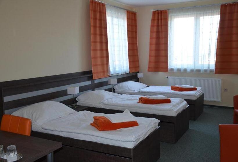 غرفة قياسية ثلاثية, Penzión Rocket Club