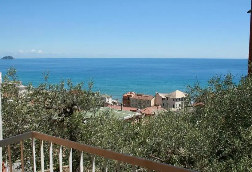 اتاق اکونومی, Poggio Del Sole