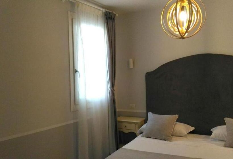 آپارتمان یک خوابه با دری مشترک که هال را جدا می کند., Spagnoi Rooms