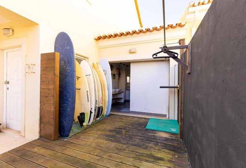 Номер Стандарт Четырехместный Совместный Санузел, Pineapple Surf House