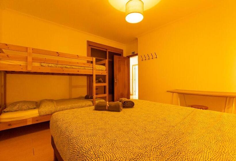 스탠다드 4인용 룸 공용 욕실, Pineapple Surf House