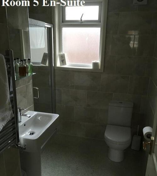 غرفة عائلية, The Arches Guest House