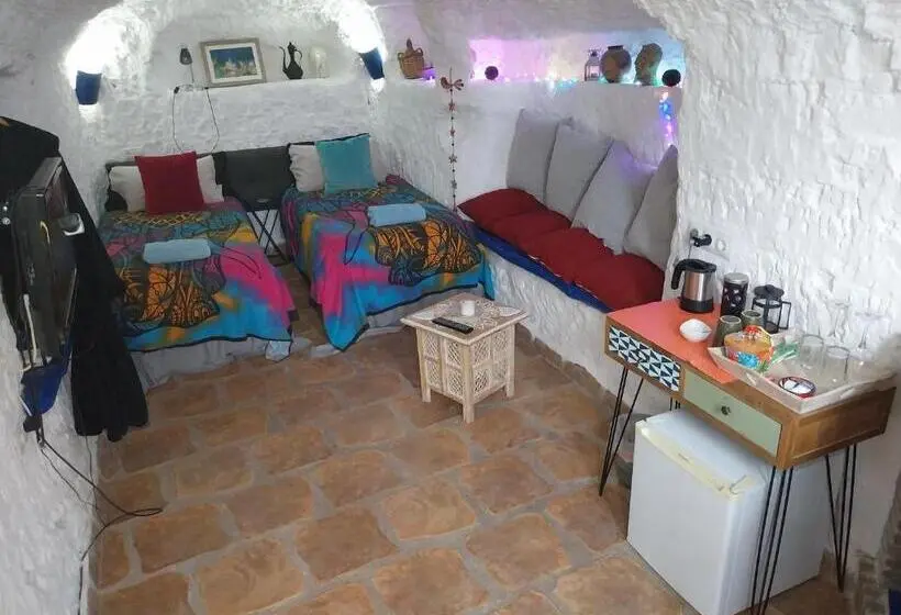 シングルデラックスルーム, The Cave Of Dreams