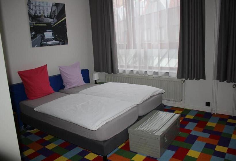 חדר סטנדרט לשלושה, Funkey