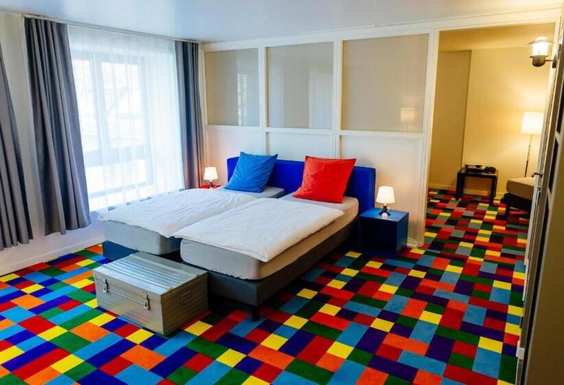 חדר סטנדרט לארבעה, Funkey