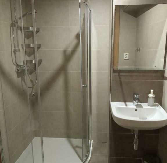 四人标准间, Penzion A Restaurace V Háji