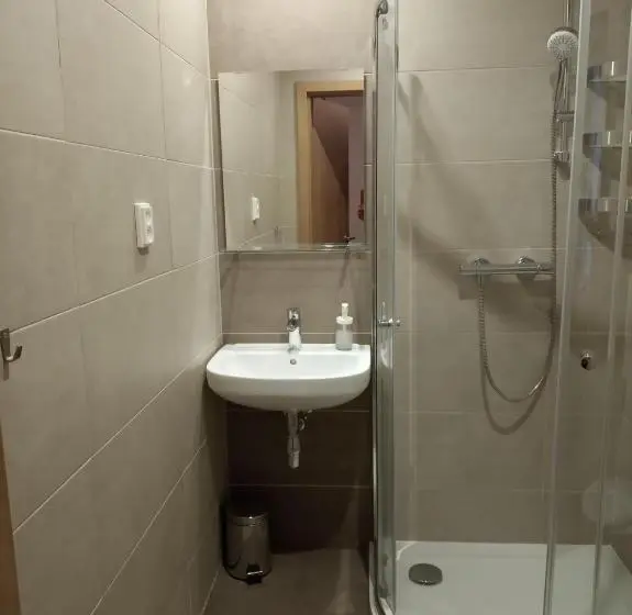 Standard Neljän Hengen Huone, Penzion A Restaurace V Háji