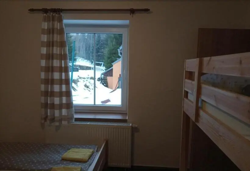 Standard Neljän Hengen Huone, Penzion A Restaurace V Háji